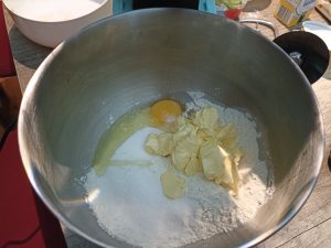 Clatronic KM 3711 Küchenmaschine, Zutaten für Rührteig im Behälter