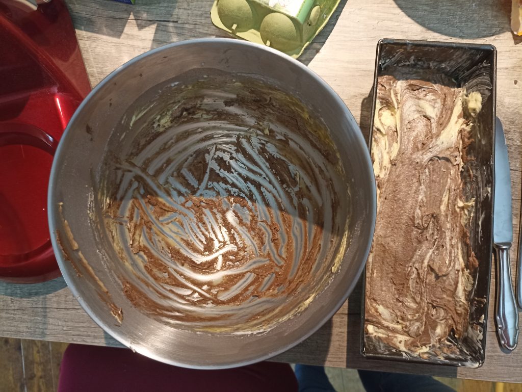 Clatronic KM 3711 Küchenmaschine, ausgeleerte Schüssel und Teig für Marmorkuchen