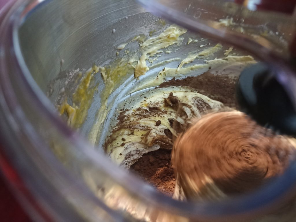 Clatronic KM 3711 Küchenmaschine, beim Vermischen von Kakaopulver mit Teig