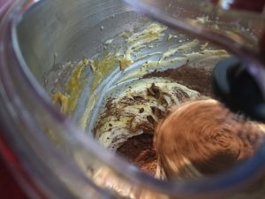 Clatronic KM 3711 Küchenmaschine, beim Vermischen von Kakaopulver mit Teig