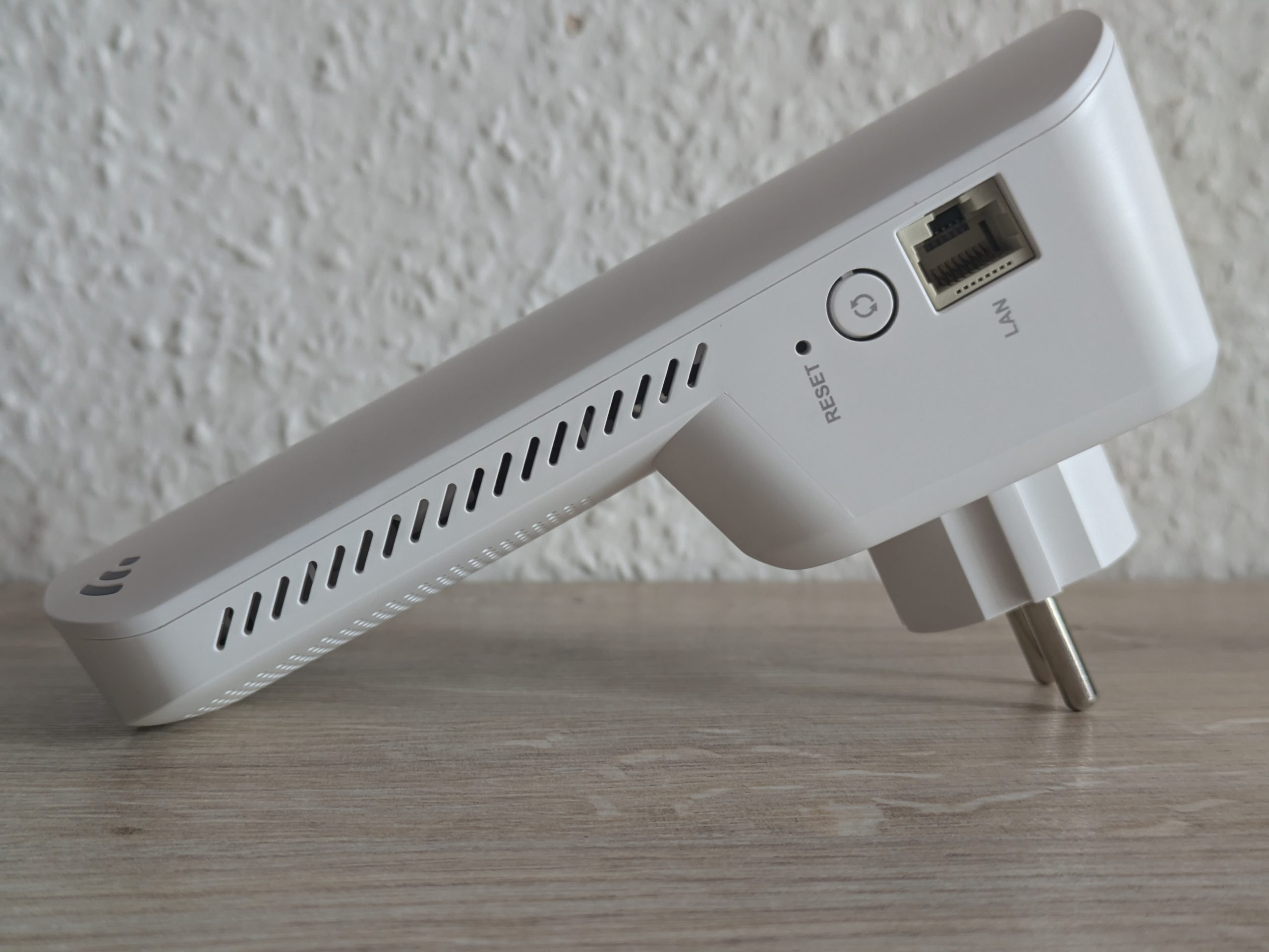D-Link DAP-X1860 WLAN-Repeater von rechts
