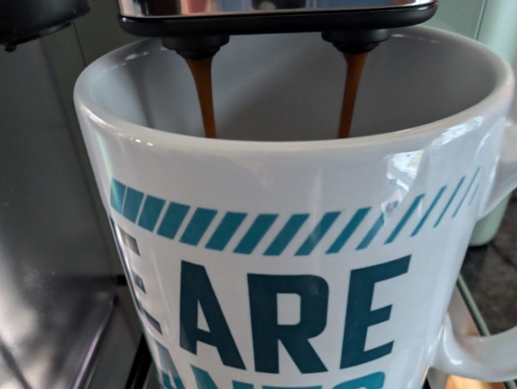 DeLonghi Rivelia EXAM441.55.GR Kaffeevollautomat Ausgabe Americano im Test