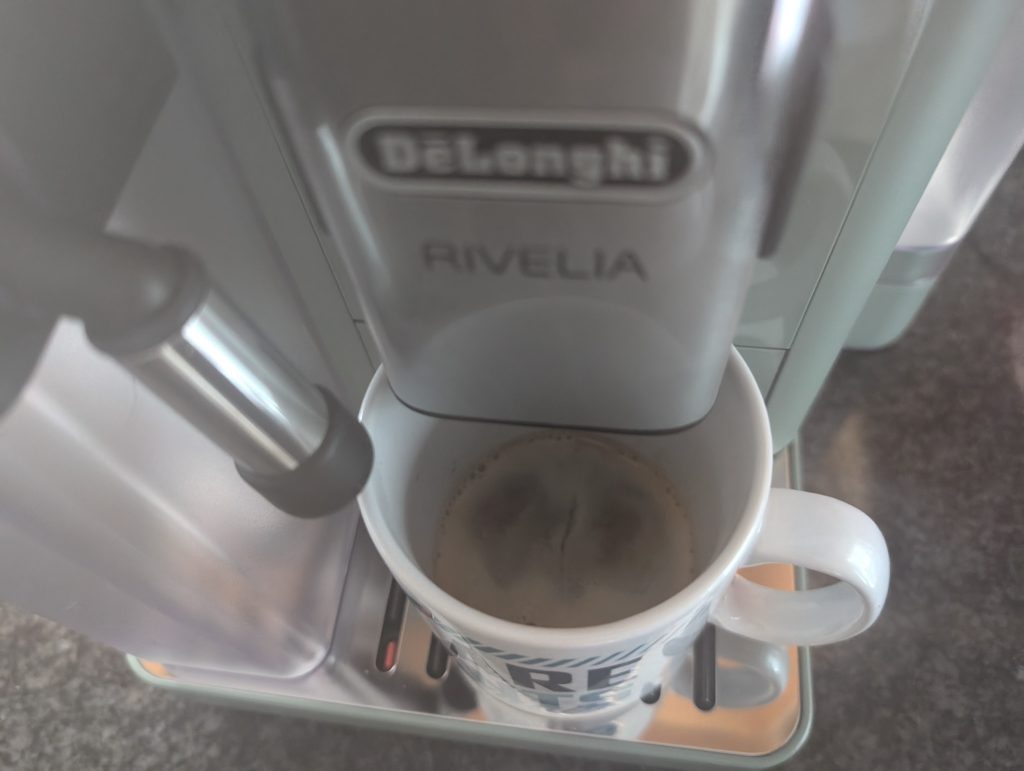 DeLonghi Rivelia EXAM441.55.GR Kaffeevollautomat Blick auf Kaffeezubereitung
