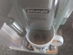 DeLonghi Rivelia EXAM441.55.GR Kaffeevollautomat Blick auf Kaffeezubereitung