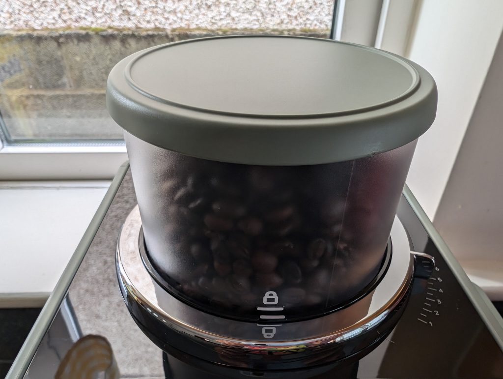 DeLonghi Rivelia EXAM441.55.GR Kaffeevollautomat Bohnenbehälter