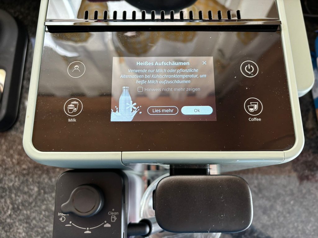 DeLonghi Rivelia EXAM441.55.GR Kaffeevollautomat Display bei Milchgetränk