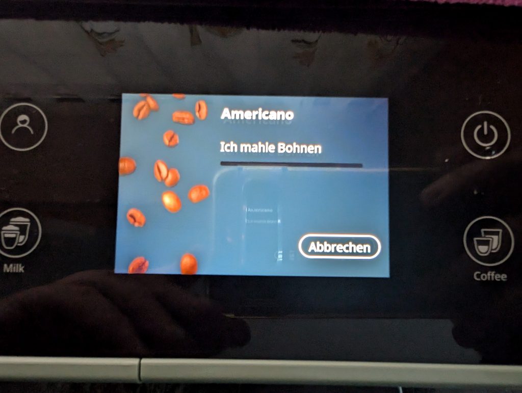 DeLonghi Rivelia EXAM441.55.GR Kaffeevollautomat Display im Test