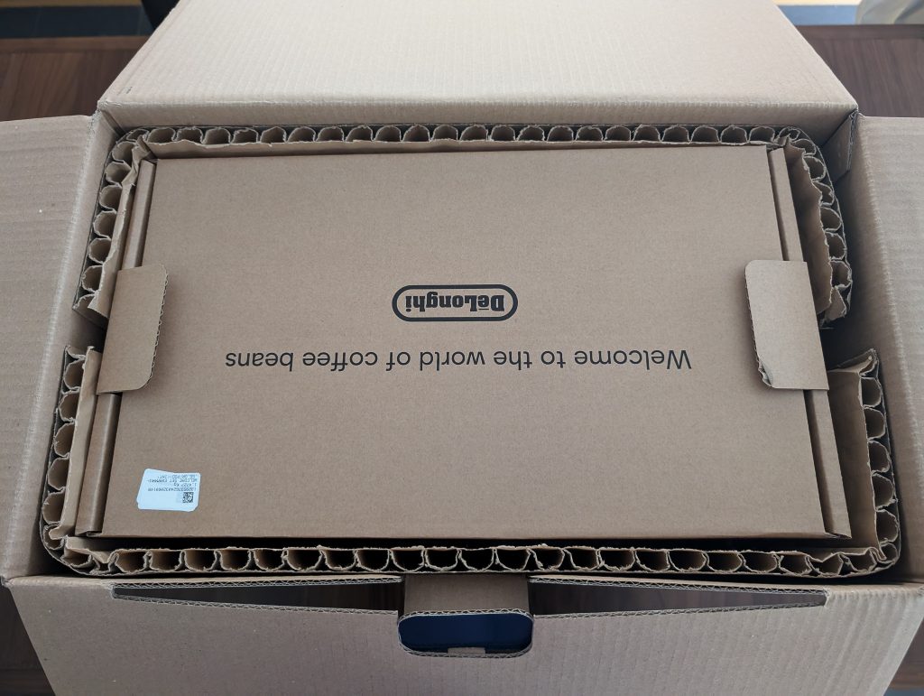 DeLonghi Rivelia EXAM441.55.GR Kaffeevollautomat Karton geöffnet