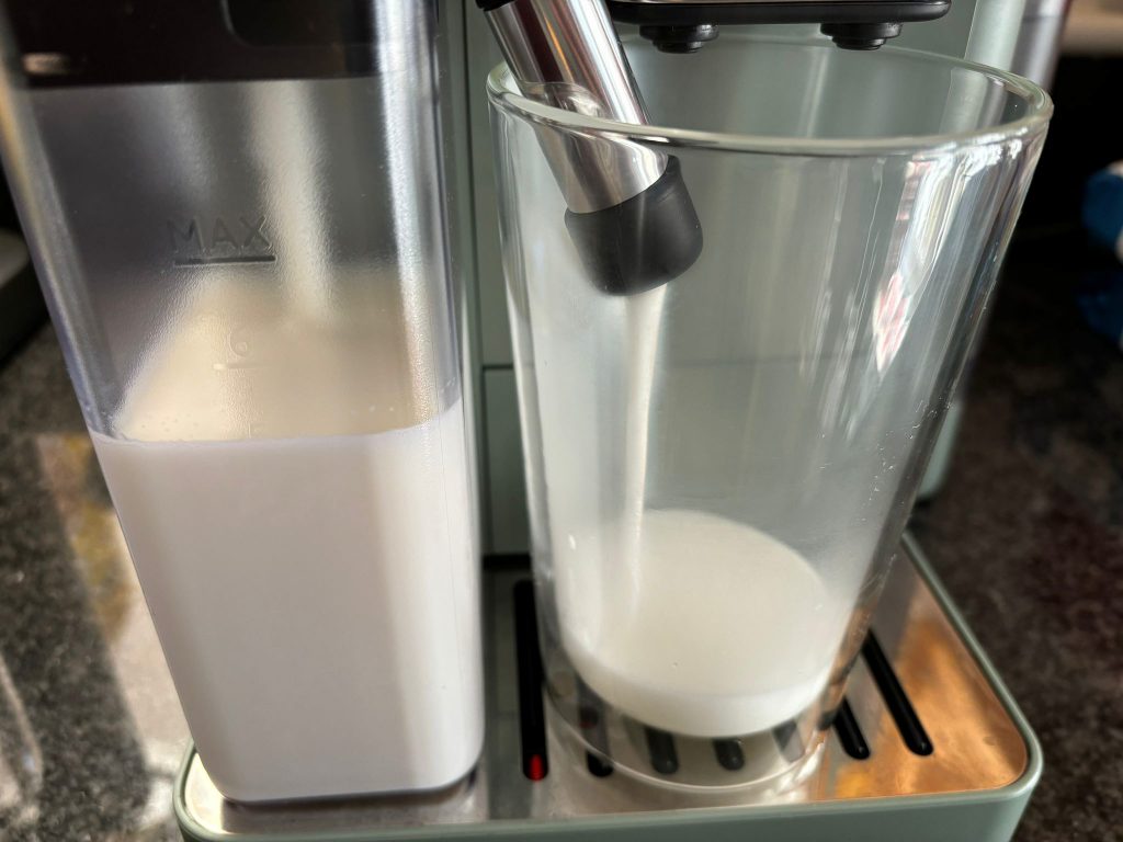 DeLonghi Rivelia EXAM441.55.GR Kaffeevollautomat Milchbehälter im Test