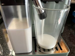 DeLonghi Rivelia EXAM441.55.GR Kaffeevollautomat Milchbehälter im Test