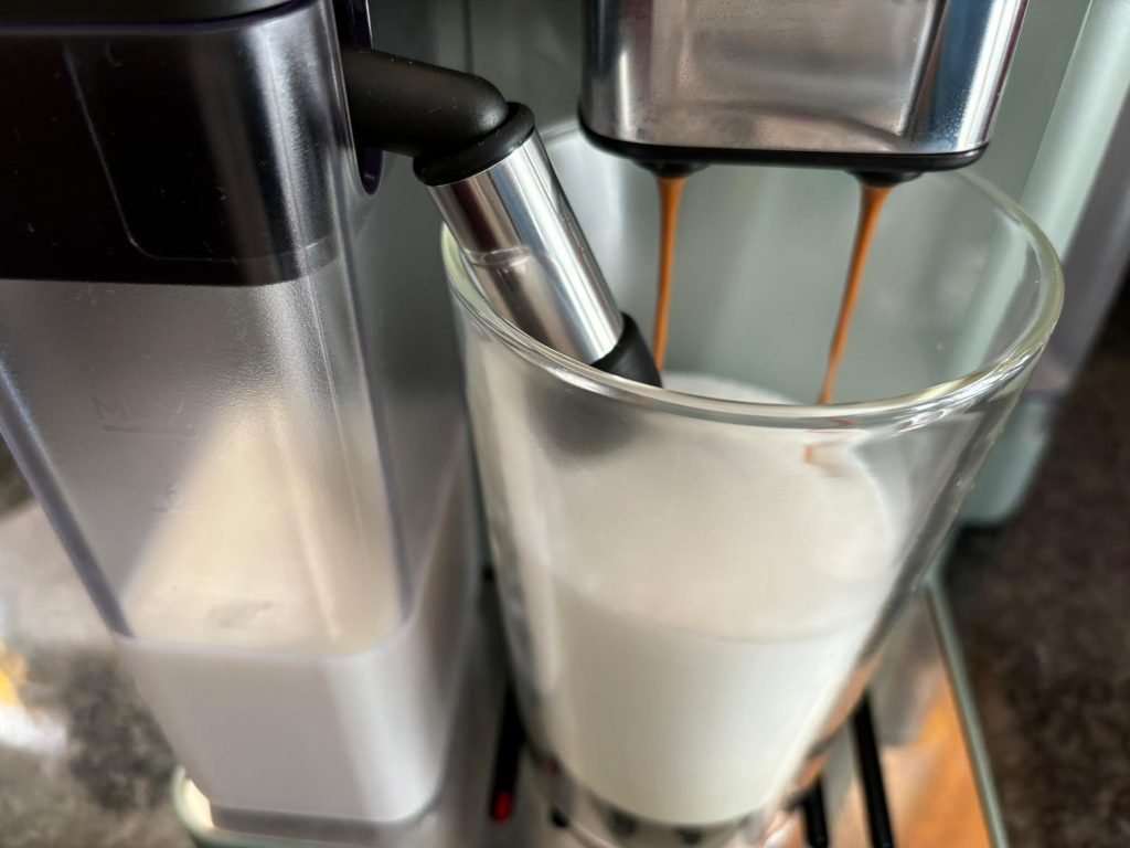 DeLonghi Rivelia EXAM441.55.GR Kaffeevollautomat Milchgetränk Test