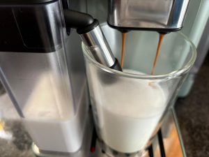 DeLonghi Rivelia EXAM441.55.GR Kaffeevollautomat Milchgetränk Test