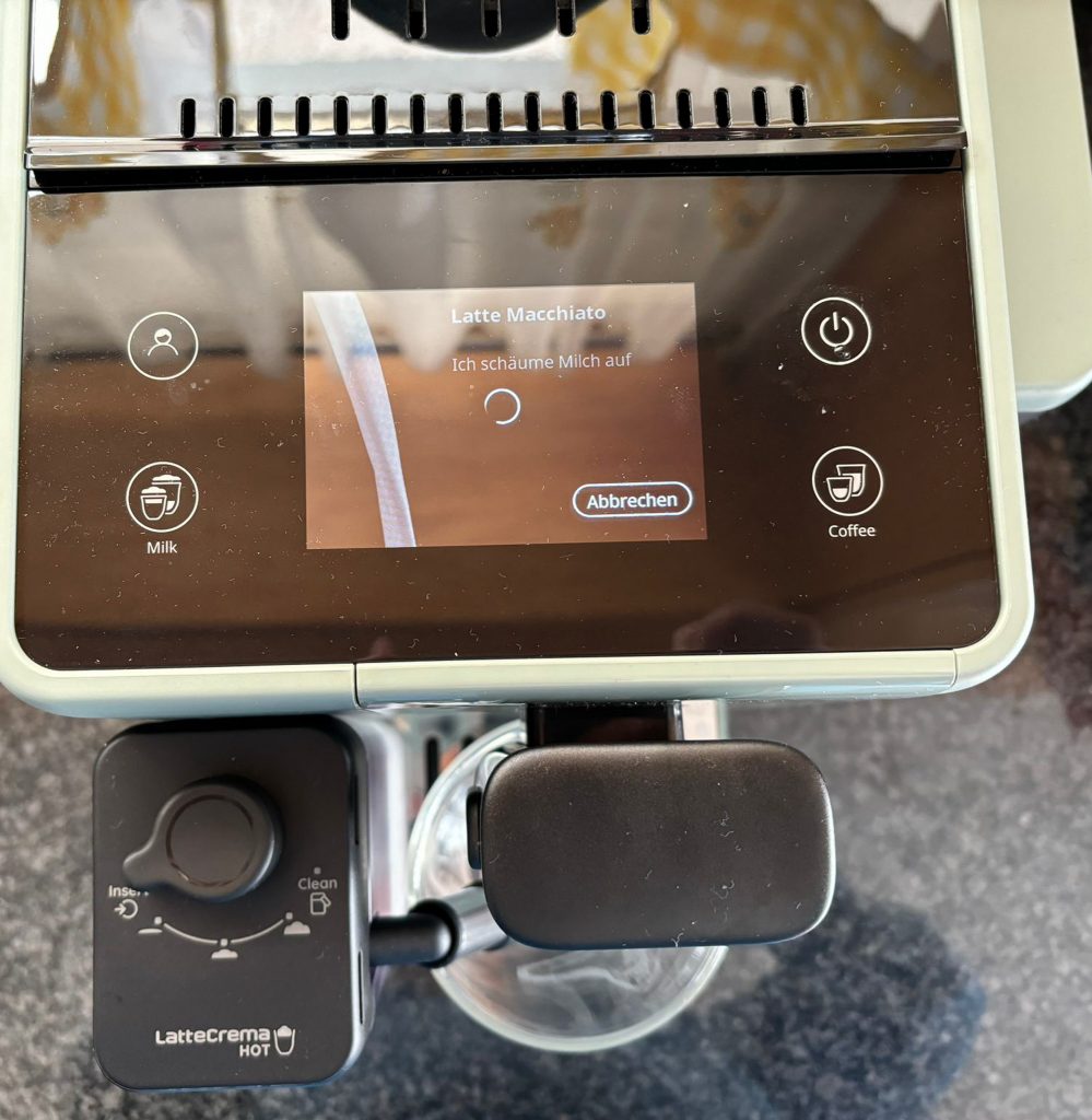 DeLonghi Rivelia EXAM441.55.GR Kaffeevollautomat Milchgetränk Test Display