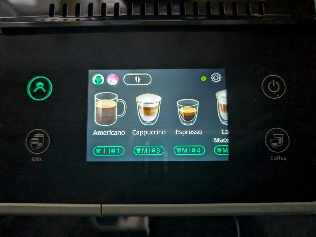 DeLonghi Rivelia EXAM441.55.GR Kaffeevollautomat Profil 1 Display im Test
