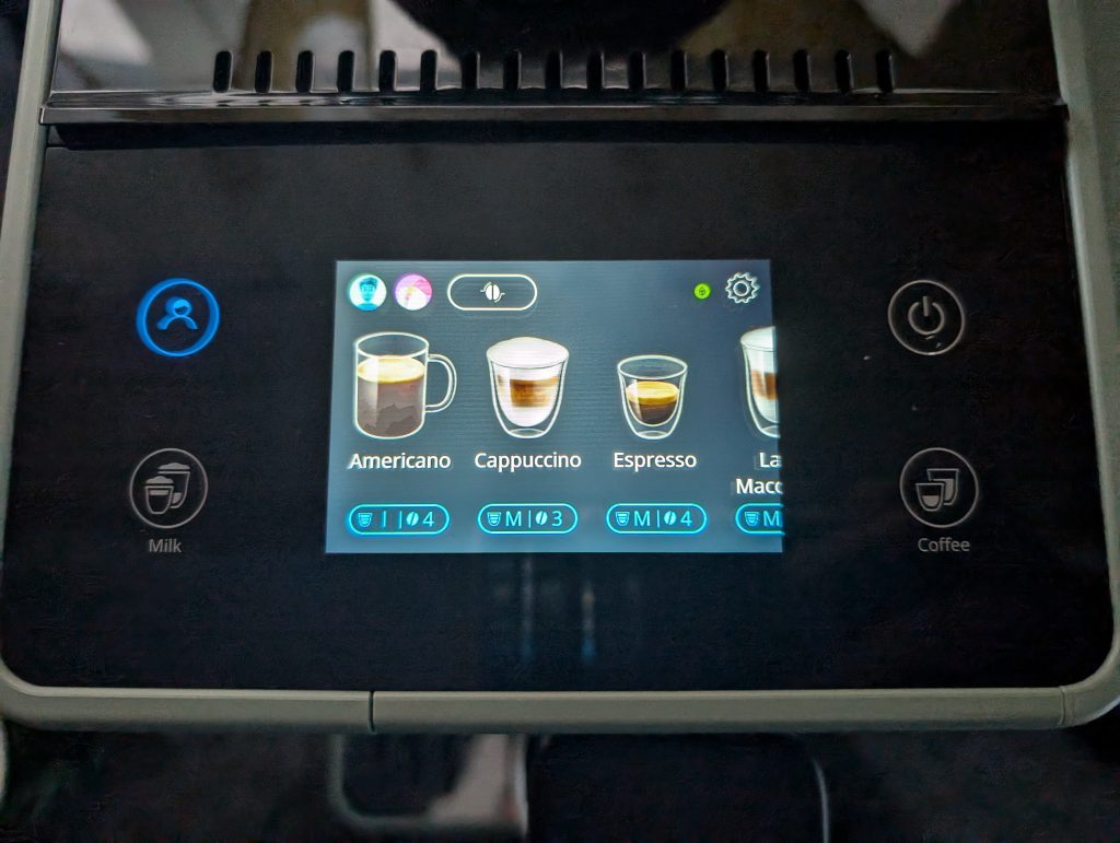 DeLonghi Rivelia EXAM441.55.GR Kaffeevollautomat Profil 2 Dispay im Test