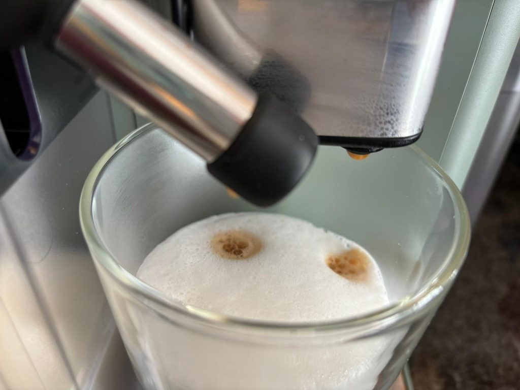 DeLonghi Rivelia EXAM441.55.GR Kaffeevollautomat Test Latte macchiato