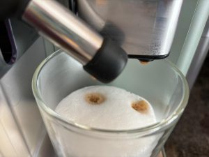 DeLonghi Rivelia EXAM441.55.GR Kaffeevollautomat Test Latte macchiato