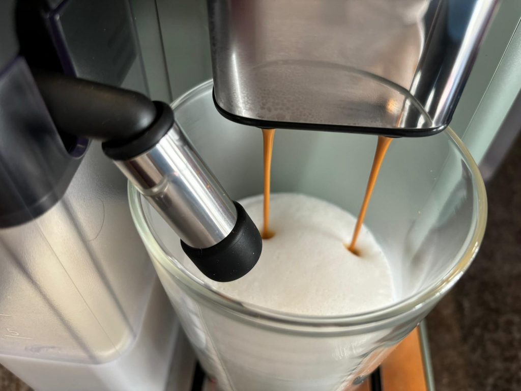 DeLonghi Rivelia EXAM441.55.GR Kaffeevollautomat Test Milchgetränk