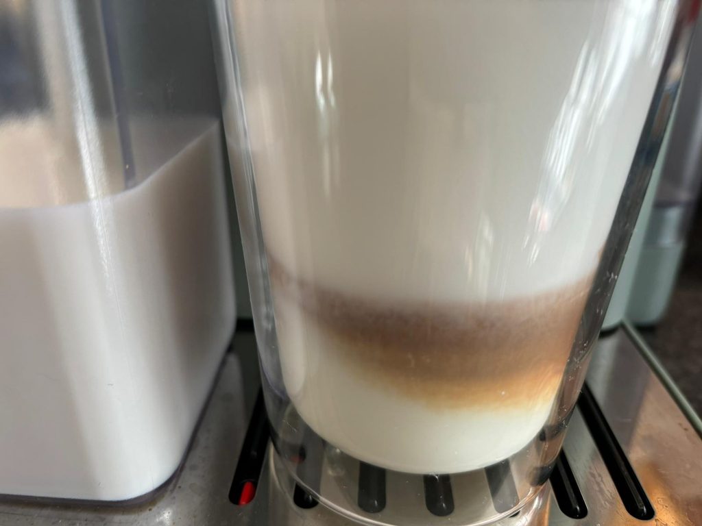 DeLonghi Rivelia EXAM441.55.GR Kaffeevollautomat Test Milchkaffee