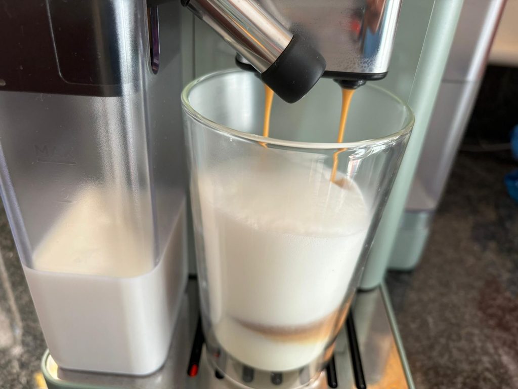 DeLonghi Rivelia EXAM441.55.GR Kaffeevollautomat Test mit Milchgetränk