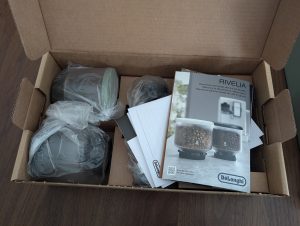 DeLonghi Rivelia EXAM441.55.GR Kaffeevollautomat Zubehörkarton geöffnet