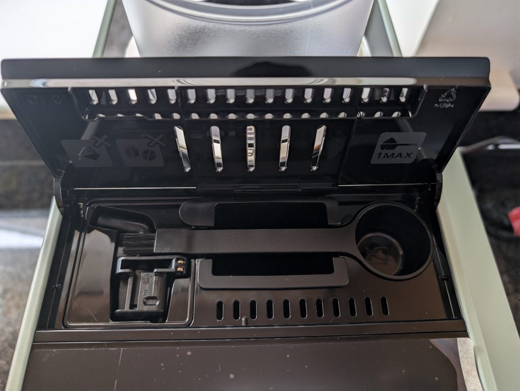 DeLonghi Rivelia EXAM441.55.GR Kaffeevollautomat geöffnet