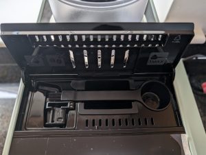 DeLonghi Rivelia EXAM441.55.GR Kaffeevollautomat geöffnet