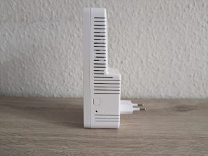 Devolo WiFi 6 3000 WLAN-Repeater von links