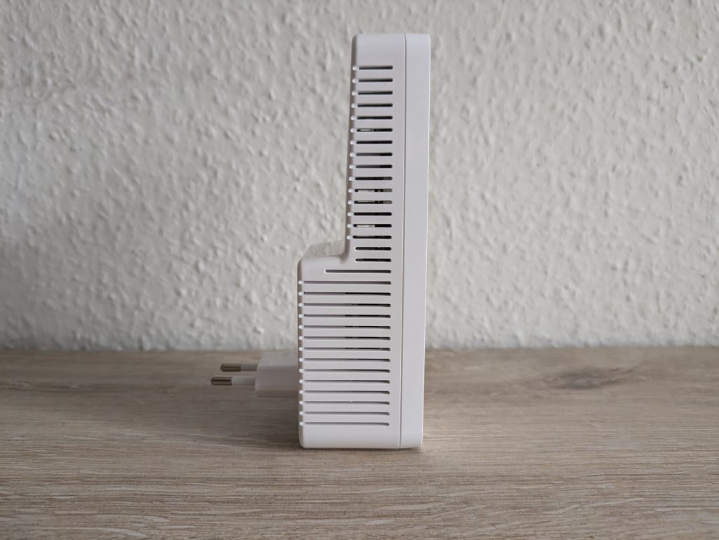 Devolo WiFi 6 3000 WLAN-Repeater von rechts