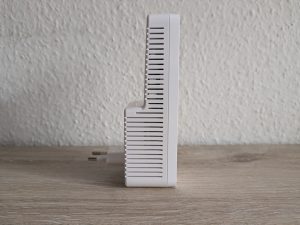 Devolo WiFi 6 3000 WLAN-Repeater von rechts