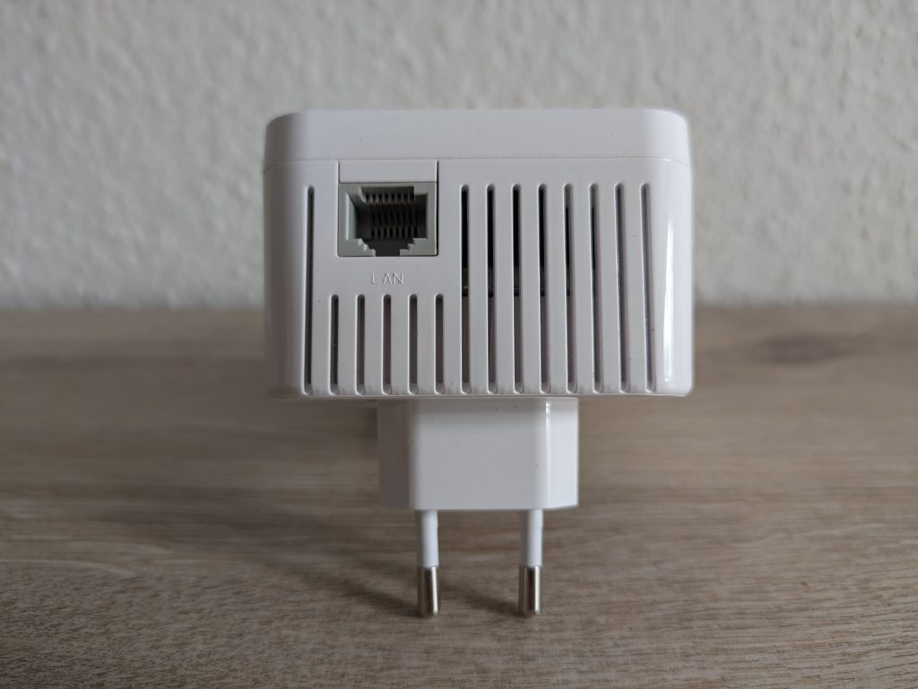 Devolo WiFi 6 3000 WLAN-Repeater von unten