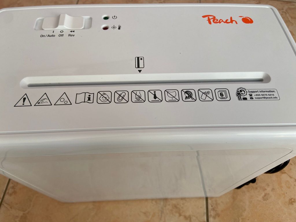Einzug des Peach PS500-15 Aktenvernichters