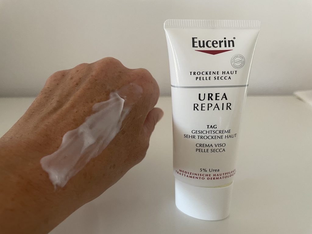 Eucerin Urea Repair Tag Gesichtscreme Textur auf der Haut
