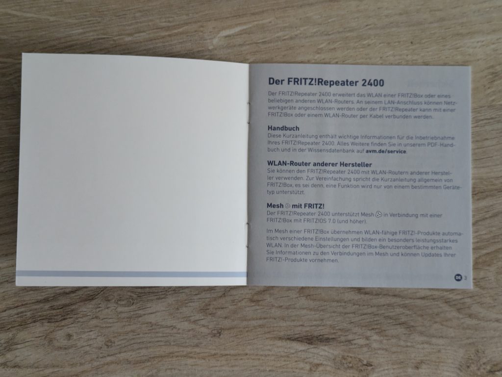 Geöffnete Anleitung des AVM FRITZ! 2400 WLAN-Repeaters