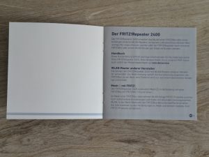 Geöffnete Anleitung des AVM FRITZ! 2400 WLAN-Repeaters
