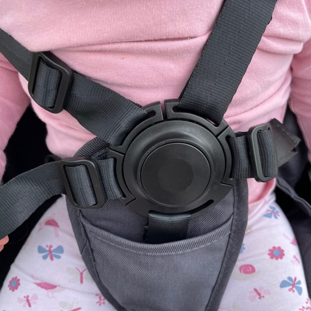 Kinderkraft NEA 2-in-1 Buggy Kind angeschnallt
