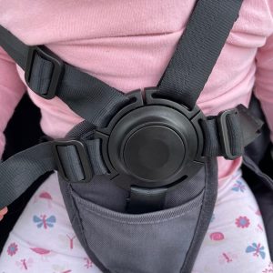 Kinderkraft NEA 2-in-1 Buggy Kind angeschnallt