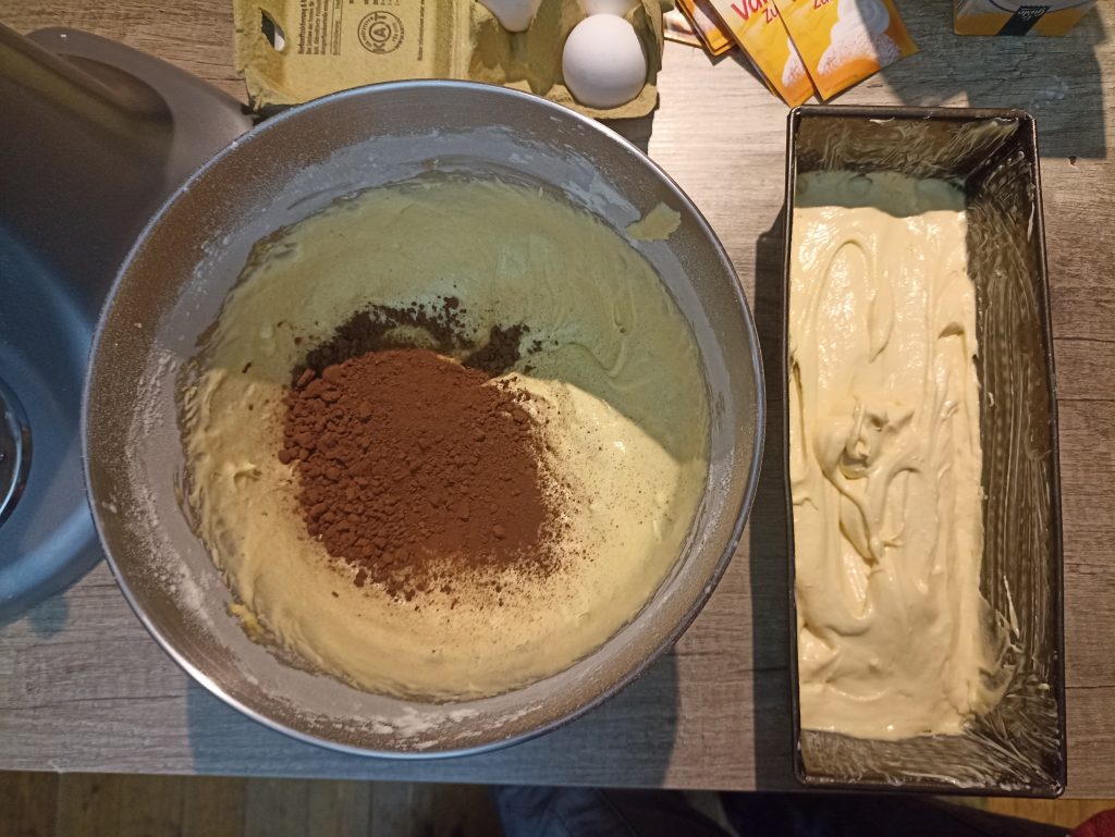 KitchenAid 5K45SSESL Küchenmaschine, Backkakao auf Teig gestreut