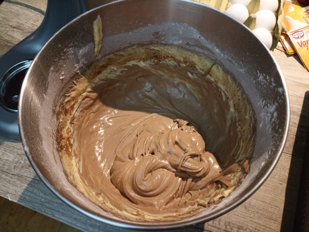 KitchenAid 5K45SSESL Küchenmaschine, Kakaoteig angerührt mit Zutatenresten am Rand