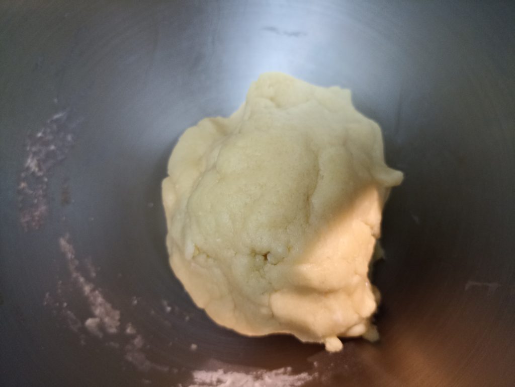 KitchenAid 5K45SSESL Küchenmaschine, Mürbeteig per Hand zur Kugel geformt