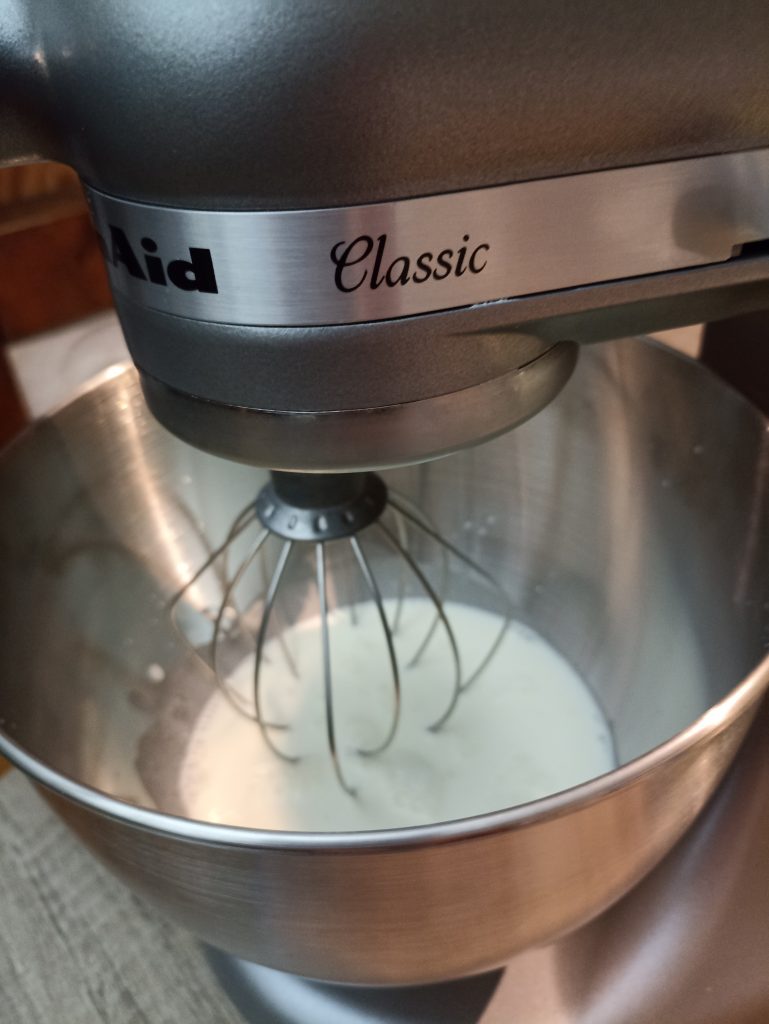 KitchenAid 5K45SSESL Küchenmaschine, Rührbesen in Schüssel mir flüssiger Sahne