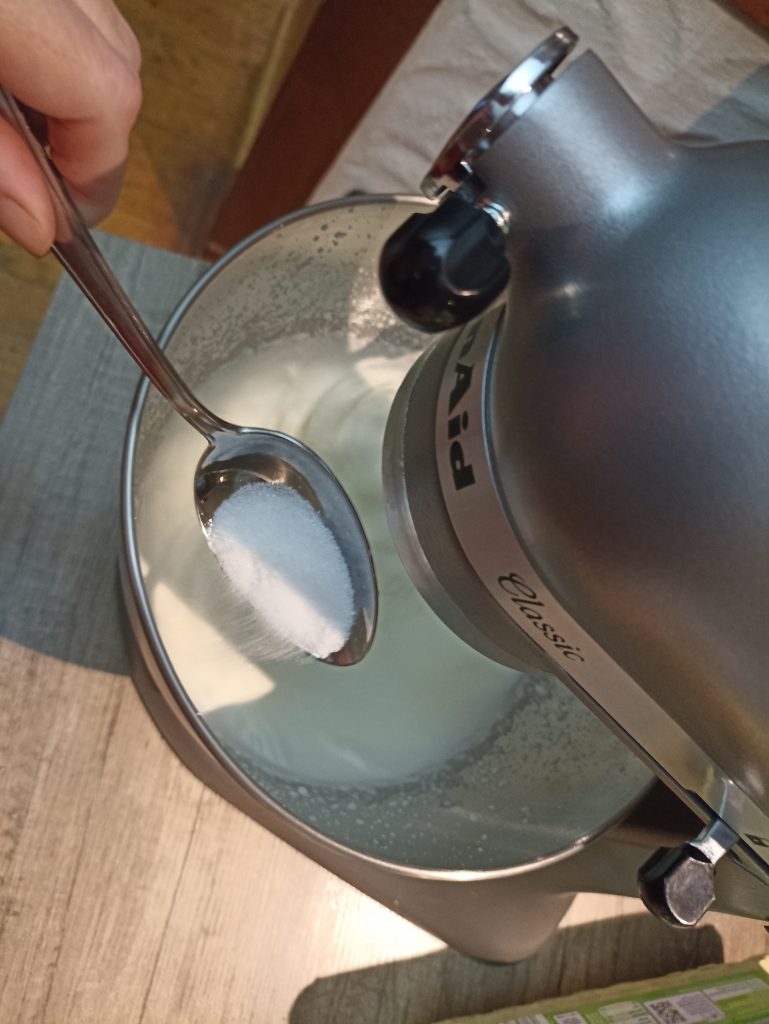 KitchenAid 5K45SSESL Küchenmaschine, Zucker in Sahne füllen