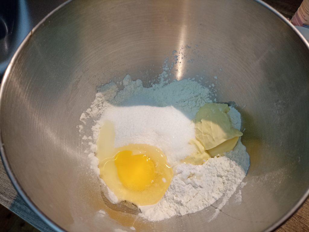 KitchenAid 5K45SSESL Küchenmaschine, Zutaten für Mürbeteig in der Schüssel