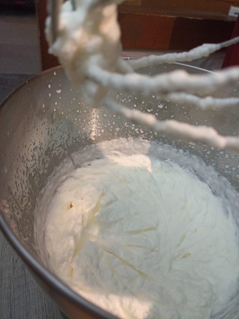 KitchenAid 5K45SSESL Küchenmaschine, fertige Sahne in der Schüssel