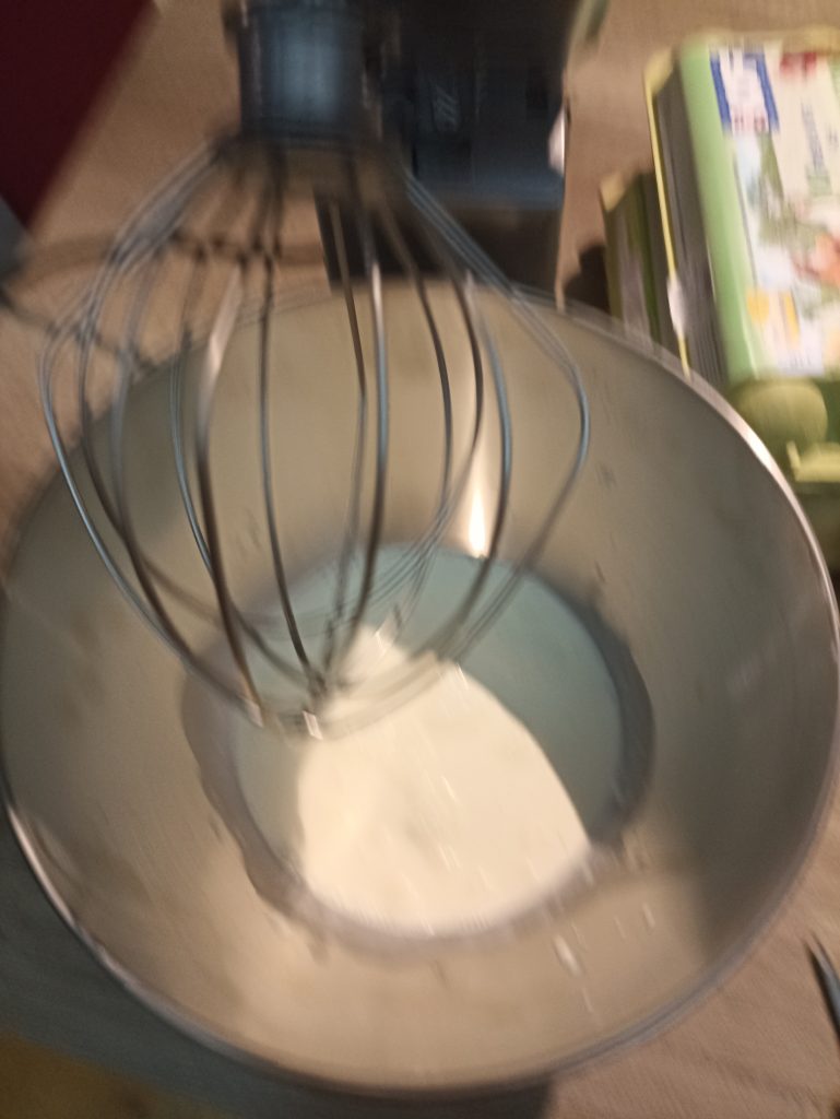 KitchenAid 5K45SSESL Küchenmaschine, flüssige Sahne in der Schüssel