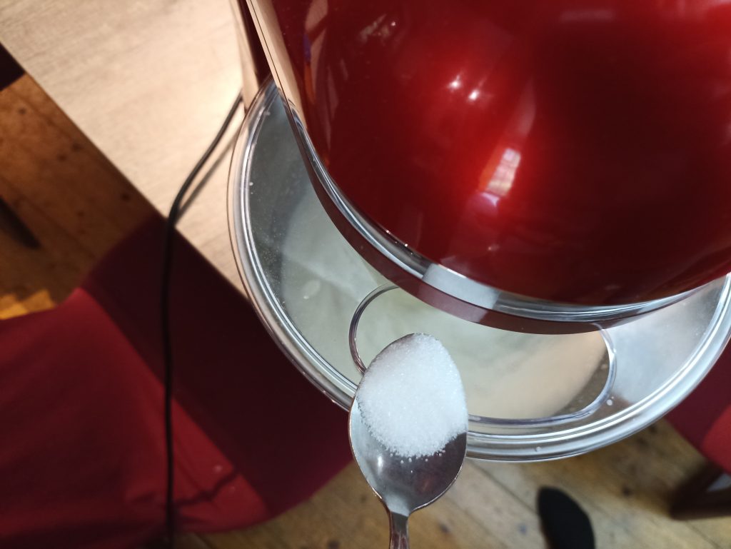 Klarstein Bella Elegance Küchenmaschine, Einfüllsen von Zucker durch die Einfüllöffnung