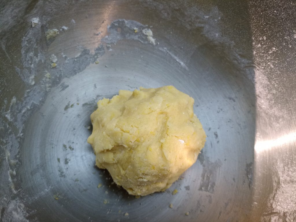 Klarstein Bella Elegance Küchenmaschine, Mürbeteig per Hand zur Kugel geformt
