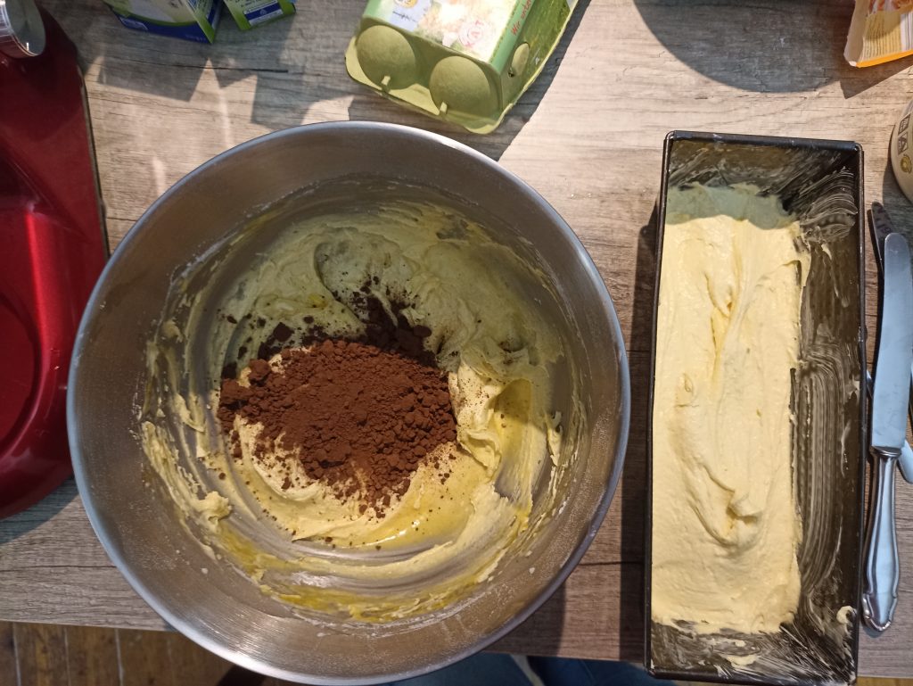 Klarstein Bella Elegance Küchenmaschine, Teig mit Kakaopulver vor dem Rühren