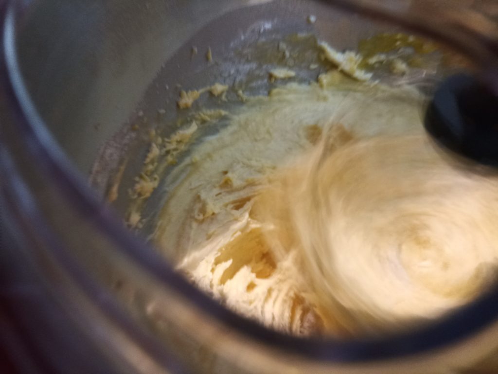 Klarstein Bella Elegance Küchenmaschine, beim Rühren des Rührteigs