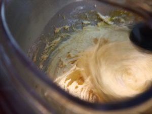 Klarstein Bella Elegance Küchenmaschine, beim Rühren des Rührteigs